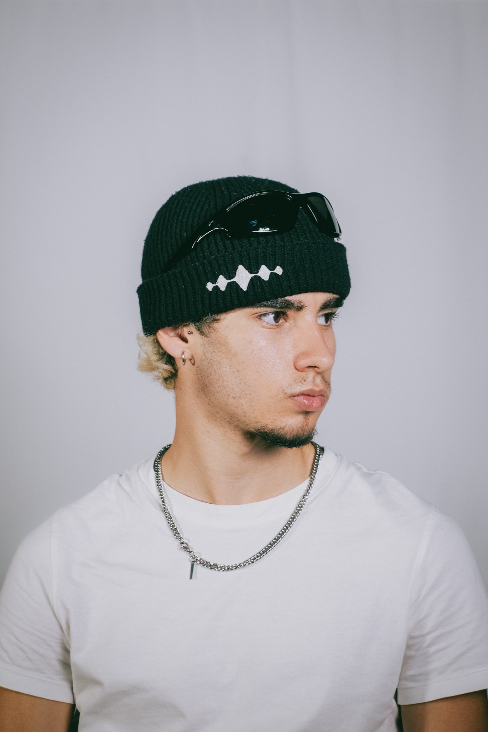 BLACK BEANIE / 00