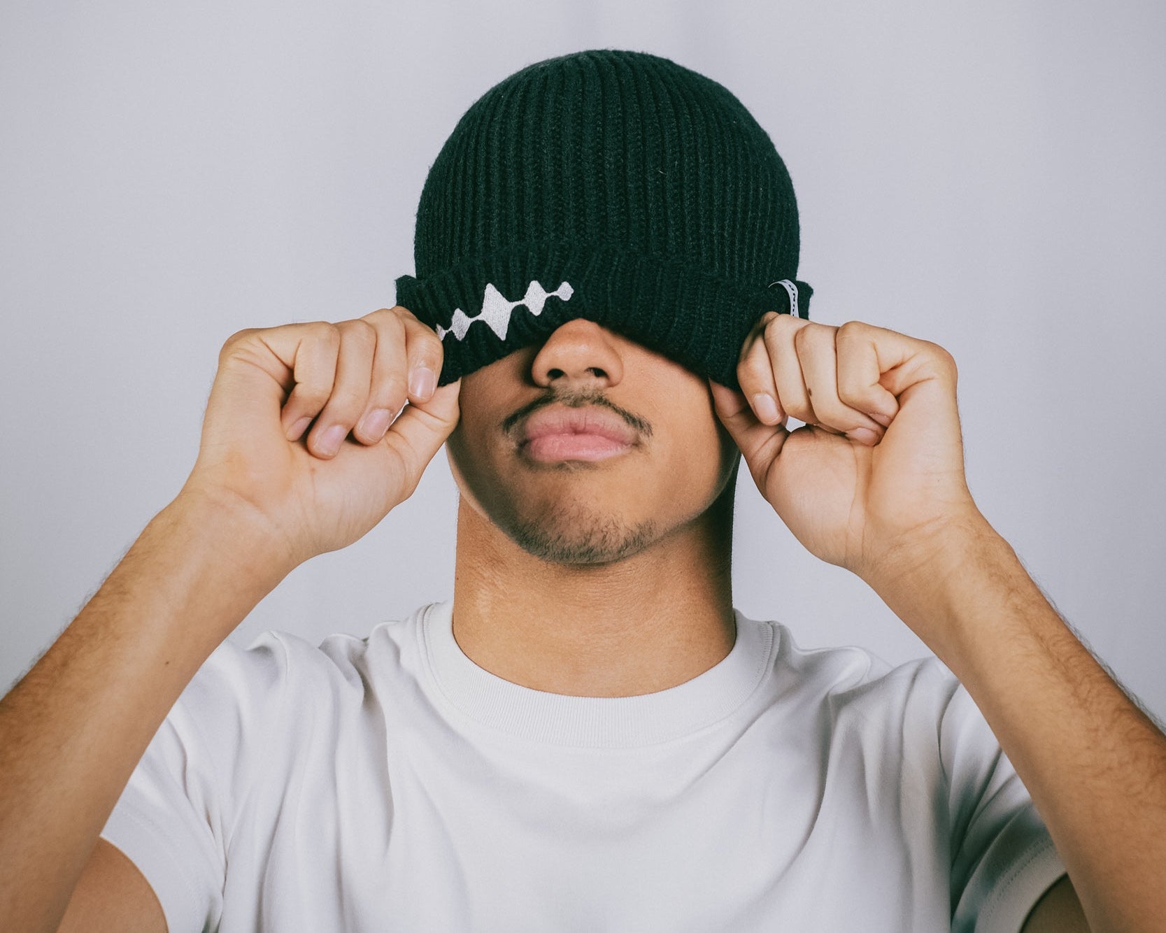 BLACK BEANIE / 00